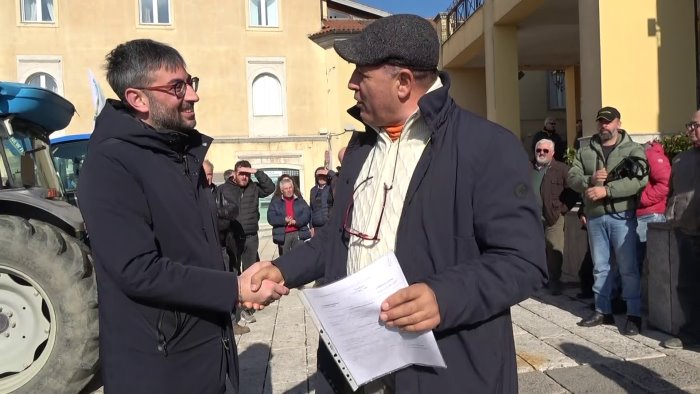 protesta dei trattori patto di sinergia tra sindaci e agricoltori ecco ariano