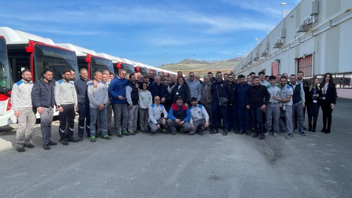 de luca consegna 63 nuovi bus all air questa fabbrica e la nostra fiat