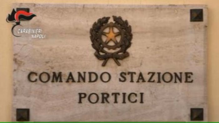 armata di coltello minaccia di dare fuoco alla caserma tensione e arresto