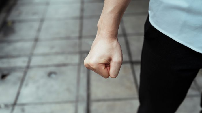 se le danno di santa ragione dentro e fuori le terme un 22enne ha la peggio