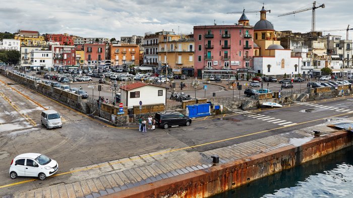 campi flegrei il capo della protezione civile a pozzuoli niente allarmismi