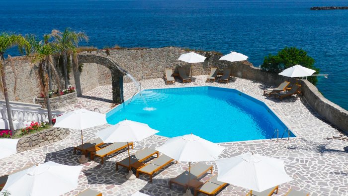 ischia stop del comune al pagoda lifestyle revocata la scia