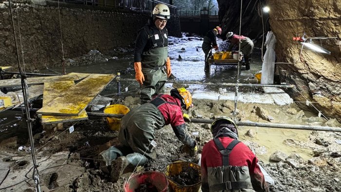 grotte di pertosa individuata struttura di culto di eta ellenistica