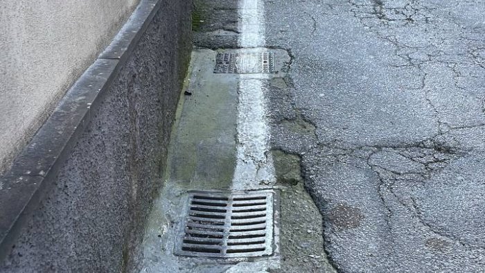 cava grata fognaria emette melma maleodorante l appello dei cittadini