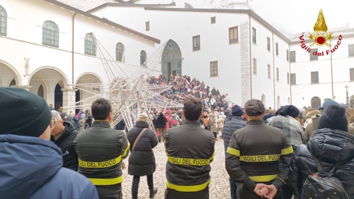 candelora malore tra la folla si sente male e si accascia soccorsa dai vigili