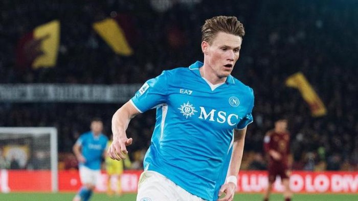 napoli frenato a roma la fuga in vetta e rimandata