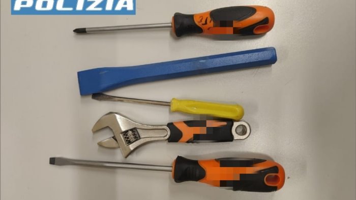 sorpresi a forzare la porta di un abitazione arrestata una coppia di giovani