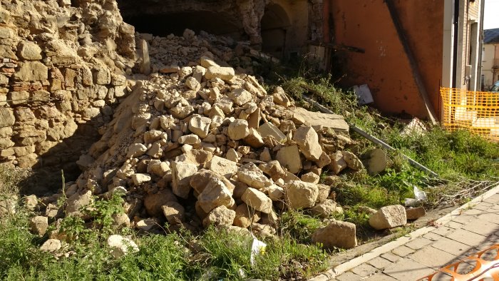 ariano nuovo crollo nella notte lungo corso vittorio emanuele