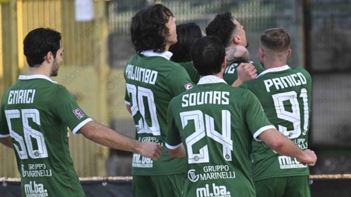 l avellino ribalta il gol dell ex vano e vince al pinto casertana ko 1 2