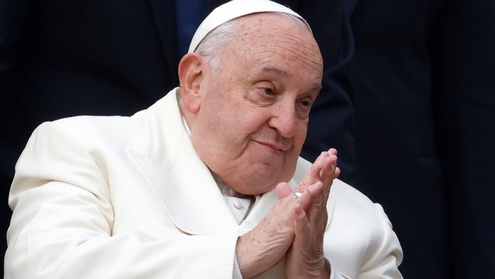 condizioni critiche per il papa ossigeno ad alti flussi e trasfusioni
