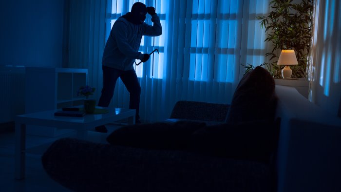 scopre i ladri in casa grida a piu non posso serata di paura per un pensionato