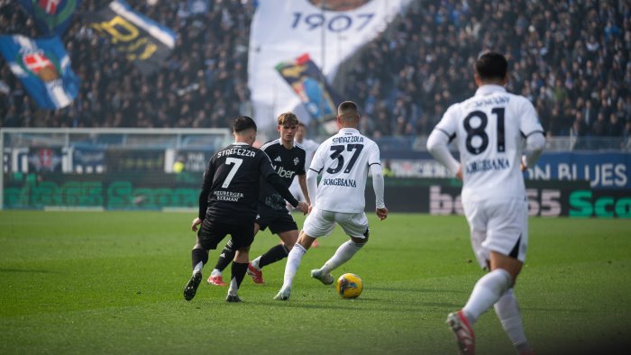 il napoli crolla a como ora il primo posto e dell inter