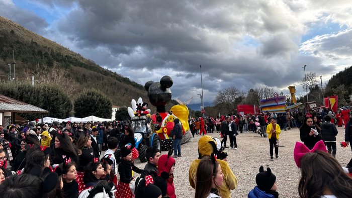 al via allo storico carnevale di palomonte 2025 omaggio al cinema