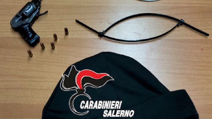 immobilizza titolare e rapina distributore di carburanti arrestato