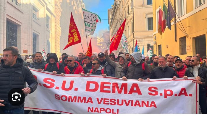protesta dei lavoratori dema a somma vesuviana disagi alla circumvesuviana