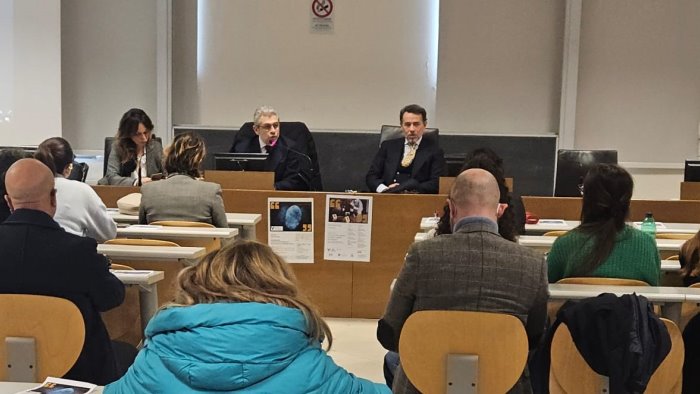 caserta studenti a lezione di polizia scientifica con il questore