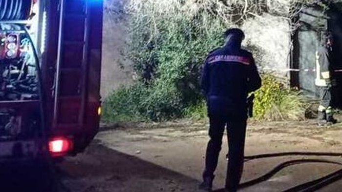 deposito in fiamme a paternopoli dopo intrusione in abitazione si indaga