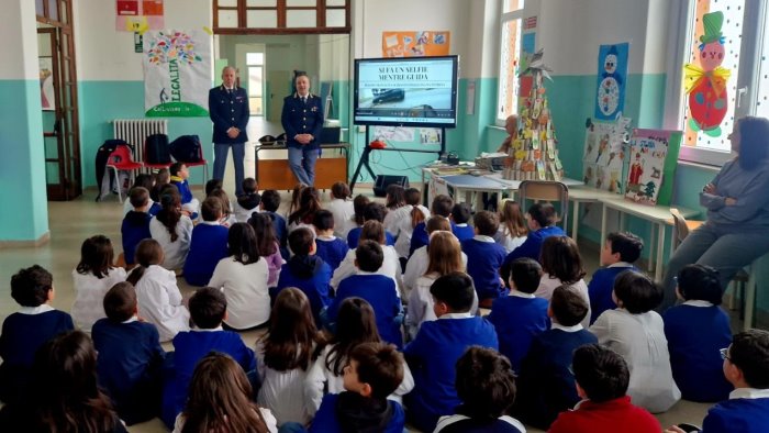 ariano studenti a lezione di legalita con la polizia al don milani