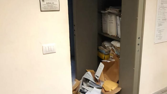 raid al comune di terzigno devastati gli uffici e le aule della scuola