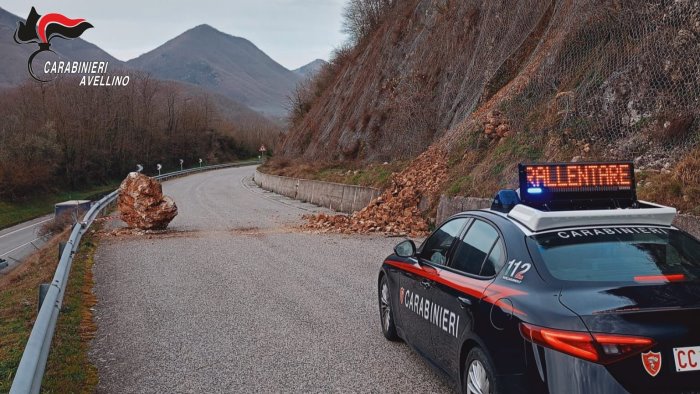 montemarano crolla masso sulla statale viabilita rallentata