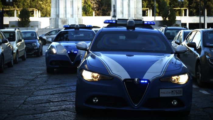 commercianti minacciati e attivita danneggiate quattro arresti