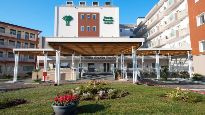 pineta grande hospital eccellenza nella chirurgia robot assistita