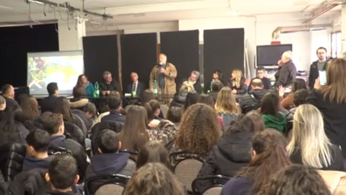 a napoli il progetto stem porta i ragazzi dalla strada ai laboratori