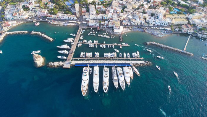 lacco ameno riprende il controllo del porto turistico e punta al rilancio