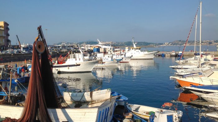 banchine troppe alte a pozzuoli arriva il pontone per gli imbarchi