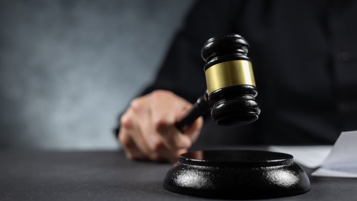 indagato per truffa e auto riciclaggio vende ferrari e porsche