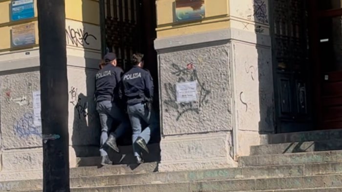 salerno sparano a scuola con pistola a giocattolo denunciati due studenti