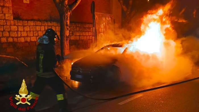 avellino auto in fiamme nella notte in via cavour carabinieri sul posto