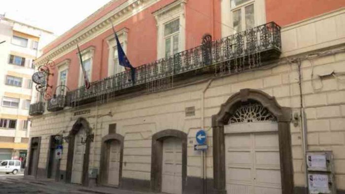 sgomberata l ex scuola di largo genzano tensione tra le famiglie sfrattate