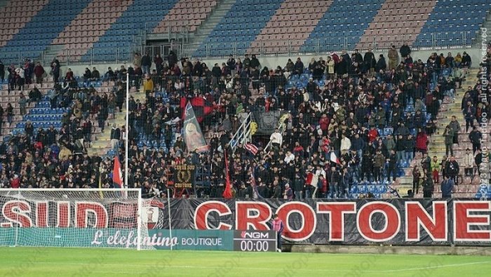 avellino crotone tifosi rossoblu solo nel settore ospiti e con fidelity card