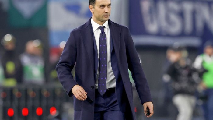 la fiorentina regala il primato solitario al napoli l inter crolla nel recupero