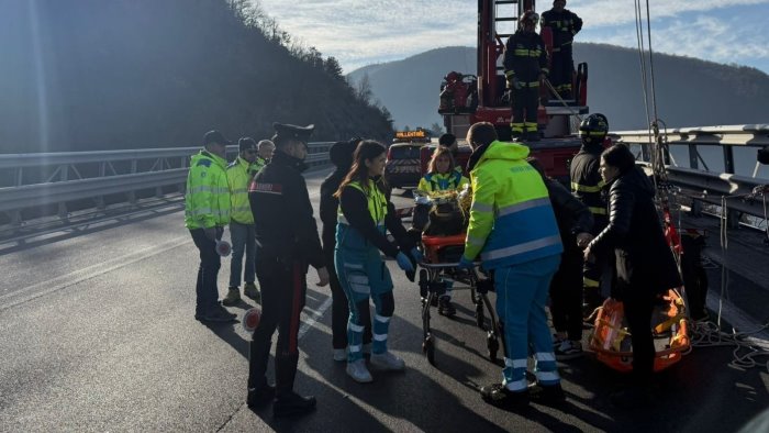 avellino si lancia dal ponte dell ofantina 25enne e vivo per miracolo