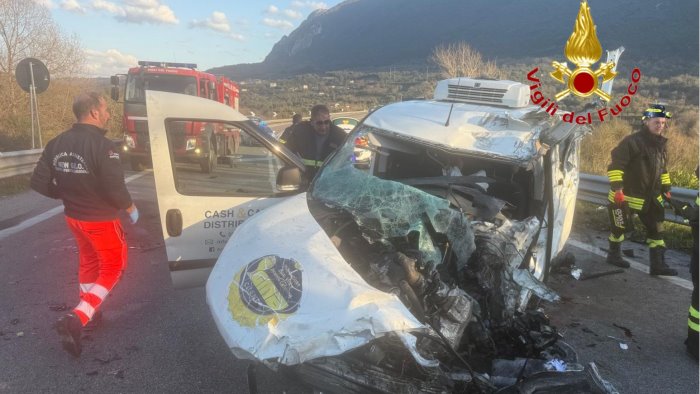 cilentana incidente tra un autocisterna e un furgoncino grave un uomo