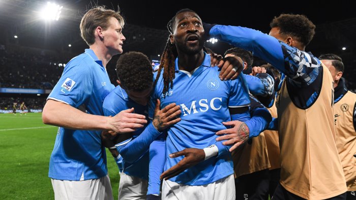 cambia la prospettiva del napoli gli azzurri ora comandano la serie a