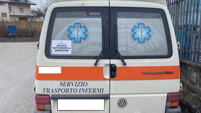 ambulanza abusiva sorpresa a trasportare paziente in ospedale fermata