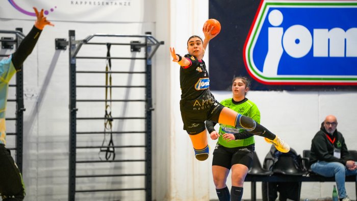 pallamano a1 la jomi salerno batte anche sassari e blinda il secondo posto