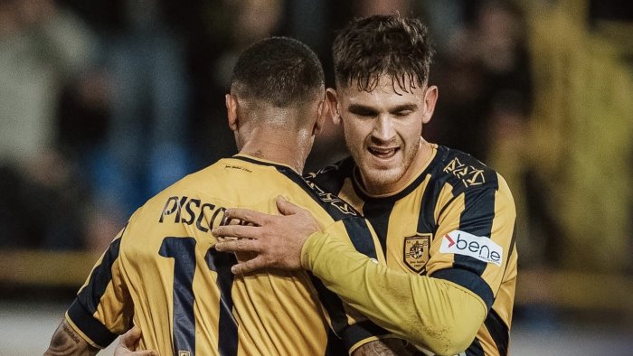 juve stabia scatenata al menti 3 1 al bari e sogno playoff