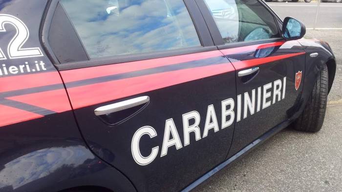 senza benzina con l auto rubata 3 minori bloccati a mirabella