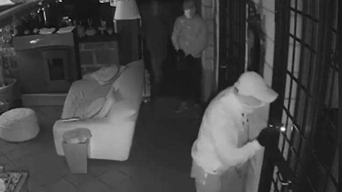 avevamo i ladri in casa mentre dormivamo sono sciacalli