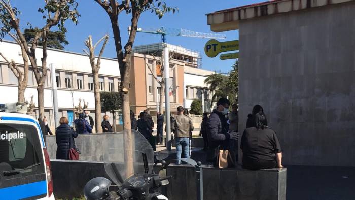 alle poste assembramenti e file intervenga de luca