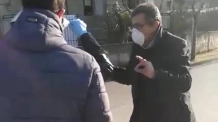 bellizzi in strada senza motivo sindaco diventa sceriffo