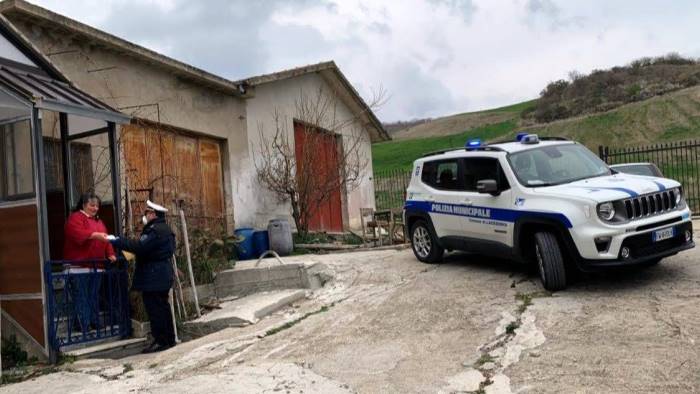 anziano senza farmaci intervento salvavita dei vigili urbani