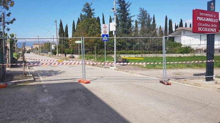 puglianello si blinda con reti e rotoloni di fieno