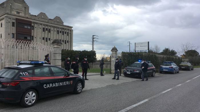 carabinieri polizia e finanza dinanzi villa margherita foto