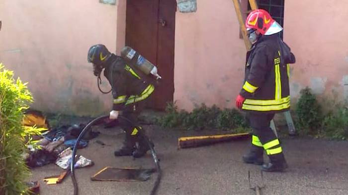 abitazione in fiamme ad apollosa paura per una famiglia
