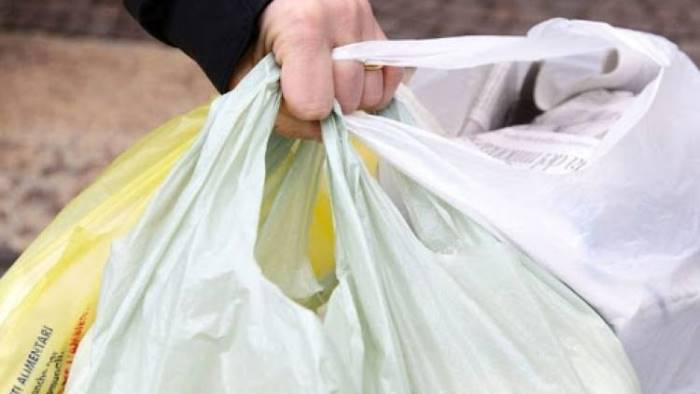 spesa al massimo due volte a settimana stretta sulle uscite